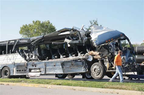 illinois bus crash today